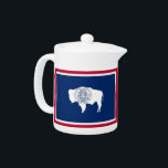 Tetera de la bandera del estado de Wyoming<br><div class="desc">Añada un toque de orgullo Wyoming a su hora de tomar el té con nuestra exclusiva tetera con la bandera de Wyoming. Esta tetera, elaborada con meticulosa atención a los detalles, es más que sólo un elemento funcional; es una celebración del patrimonio y el orgullo cultural de Wyoming. El elegante...</div>