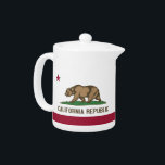 Tetera de la Bandera Estatal de California<br><div class="desc">Añada un toque de orgullo californiano a su hora del té con nuestra exclusiva tetera con la bandera de California. Esta tetera, elaborada con meticulosa atención a los detalles, es más que un accesorio práctico de cocina; es una celebración del patrimonio californiano y del orgullo cultural. El elegante diseño exhibe...</div>