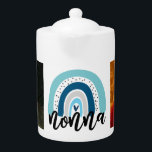 Tetera de la foto del Personalizado arcoiris de Cu<br><div class="desc">¡Este es un regalo encantador para nonna de sus nietos! ¡Sonreirá cada vez que prepare su té! Asegúrate de subir dos de tus fotos favoritas,  dos para un nieto o una para dos nietos. Saludos</div>