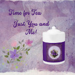 Tetera de porcelana de color morado<br><div class="desc">Añada un toque de belleza intemporal a su hora del té con esta elegante tetera de porcelana con un bonito diseño floral morado. Perfecto para acoger a los huéspedes o disfrutar de un momento tranquilo. Un regalo para los amantes del té y una deliciosa adición a cualquier cocina o colección....</div>
