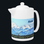 Tetera Denali (Monte McKinley)<br><div class="desc">Una representación digital de Denali, también conocida como el Monte McKinley, la montaña más alta de Norteamérica a 6.000 metros sobre el nivel del mar. También aparece un texto de personalizable que dice "Alaska". La palabra "denali" deriva de una palabra koyukon en Athabaskan que significa "El Alto". Esta imagen se...</div>