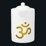 Tetera Devanagari om - Blanco<br><div class="desc">Con detalles complejos alrededor del símbolo Om,  cada pieza está cuidadosamente diseñada para captar la atención mientras se irradia energía positiva. El suave color dorado añade un toque de sofisticación que complementa cualquier conjunto o accesorio.</div>