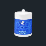 Tetera Dove - Shalom<br><div class="desc">El "shalom" (paz hebrea) y la paloma con un poco de rama de olivo en el pico sobre un agradable fondo fractal azul y blanco que recuerda a las alas de los pájaros. La imagen de fondo así como el texto de paloma y hebreo son elementos independientes que permiten que...</div>