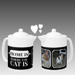 Tetera El hogar es donde el gato es 2 fotos blanco negro<br><div class="desc">Perfecto para cualquier conocedor de un café de gato o perro o el mejor amigo de la maravilla que se susurra, esta tetera gírica grita "¡El hogar es donde está el gato!" Con dos fotos, es el mejor regalo personalizado para las damas locas (¡y caballeros!) o cualquiera que encuentre puros...</div>