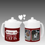 Tetera El hogar es donde el gato es blanco borgoñoso de d<br><div class="desc">Perfecto para cualquier conocedor de un café de gato o perro o el mejor amigo de la maravilla que se susurra, esta tetera gírica grita "¡El hogar es donde está el gato!" Con dos fotos, es el mejor regalo personalizado para las damas locas (¡y caballeros!) o cualquiera que encuentre puros...</div>