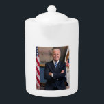 Tetera El vicepresidente Joe Biden de la presidencia de O<br><div class="desc">La fotografía captura un momento antes de que el presidente electo Joe Biden nombrara el cargo de vicepresidente de los Estados Unidos. La luz del sol fluye a través de una ventana, dando un resplandor cálido a la figura de un Biden de pie con confianza en el centro del marco....</div>