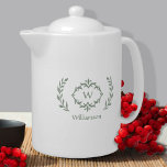 Tetera Elegante Monograma Nombre Moderno Wreath Verde y B<br><div class="desc">Personalice su cocina con nuestro elegante nombre en monogramo y el diseño lujoso y moderno de diseño original en blanco y verde, con una exclusiva opción de texto de laurel y personalizado. Todos los colores de este diseño, incluida la imagen de la corona, pueden cambiarse a cualquier color que elija...</div>