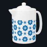Tetera Elegante Patrón Geométrico Floral Azul Y Blanco<br><div class="desc">Tetera moderna con elegantes motivos geométricos florales,  azules y blancos. Este aspecto puede ser utilizado en lugares y puede ser fácilmente incorporado en muchos estilos diferentes para su hogar,  incluyendo casa de campo,  relajado e informal,  o cocina. Los elementos coincidentes están disponibles. También hay diseños similares disponibles.</div>