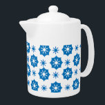 Tetera Elegante Patrón Geométrico Floral Azul Y Blanco<br><div class="desc">Tetera moderna con elegantes motivos geométricos florales,  azules y blancos. Este aspecto puede ser utilizado en lugares y puede ser fácilmente incorporado en muchos estilos diferentes para su hogar,  incluyendo casa de campo,  relajado e informal,  o cocina. Los elementos coincidentes están disponibles. También hay diseños similares disponibles.</div>