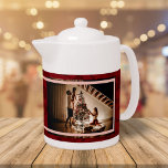 Tetera Elegante Personalizado Floral Familia Foto Texto R<br><div class="desc">Añada un toque de elegancia a su hora del té con nuestra elegante tetera de texto de Personalizado floral. El fondo floral vintage complementa la foto y el texto de su personalizado, convirtiéndolo en un regalo perfecto para sus seres queridos y práctico para el uso diario. Disfrute de una taza...</div>