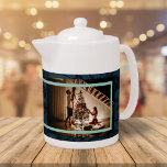 Tetera Elegante Personalizado floral Foto de la familia T<br><div class="desc">Añada un toque de elegancia a su hora del té con nuestra elegante tetera de texto de Personalizado floral. El fondo floral vintage complementa la foto y el texto de su personalizado, convirtiéndolo en un regalo perfecto para sus seres queridos y práctico para el uso diario. Disfrute de una taza...</div>