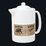 Tetera Etiqueta Vintage Kodiak Salmon<br><div class="desc">Etiqueta de una lata de la mítica marca Kodiak Sockeye Salmon alrededor de 1879. La imagen monocroma (marrón) presenta un oso Kodiak (Ursus arctos middendorffi) y un Salmón Sockeye (Oncorhynchus nerka). Texto que dice "Kodiak Brand Sockeye Salmon" y otra información sobre la mítica Afognak Packing Company y cómo preparar el...</div>
