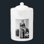 Tetera Ferrocarril Subterráneo Harriet Tubman Conductor<br><div class="desc">Harriet Tubman, una ex esclava, se convirtió en una directora legendaria del Underground Railroad. Después de escapar a la libertad en 1849, valientemente regresó al sur al menos 19 veces en la próxima década. Apodado "Moisés" por su liderazgo, Tubman guió a los esclavizados a través de una red de casas...</div>