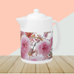 Tetera Flor de cerezo rosa japonés en flor<br><div class="desc">Tetera de cerámica blanca con tapa que muestra una foto de bonito,  flores de cerezo rosadas,  cuyo nombre japonés es Sakura. ¡Un bonito diseño floral!</div>