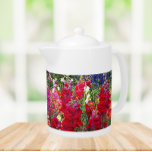 Tetera Floral colorida de Snapdragon Garden<br><div class="desc">Tetera de cerámica blanca con tapa que muestra la foto de un jardín de la colorida flor de Snapdragon. Los colores predominantes son el rojo y el rosa. ¡Un bonito diseño floral!</div>