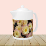 Tetera Floral de crisantemo rosa pequeño<br><div class="desc">Tetera de cerámica blanca con tapa que muestra una foto de flores de Mamá rosa pequeñas con centros amarillos,  también conocidas como crisantemosmos. ¡Un bonito diseño floral!</div>