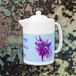 Tetera Floral morada y azul feliz día de la madre | Tea P<br><div class="desc">Elegante y simple,  azul y violeta color de agua floral con Feliz Día de la Madre en un elegante texto azul para que usted se personalizar a su elección.</div>