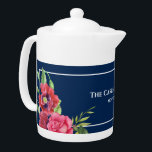 Tetera Flores color de agua rojo y rosa Marina oscura<br><div class="desc">Basado en mi ilustracion acuarela de amapolas rojas y rosa rosada. Un bonito acondicionamiento de delicadas flores de jardín de cabaña estival sobre un fondo azul marino oscuro y claro. Personalizable en Zazzle con sus propios textos para un diseño personalizado. Mira mi tienda para ver los artículos que coincidan.</div>