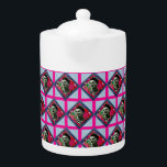 Tetera Frida Kahlo Retro Pink Denim<br><div class="desc">Collage de medios retro mixtos con Frida Kahlo,  estampado floral y denim azul. Un regalo retro para los amantes del arte retro,  los hippies y los niños de flores. Adorable regalo para los fans de Frida Kahlo,  amantes del arte,  seguidores de su trabajo.</div>
