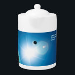 Tetera Génesis - Luz Y Oscuridad<br><div class="desc">Una imagen estilizada en tonos azules y blanco de la Tierra y la Luna retroiluminada por el sol. Una traducción al inglés del Génesis 1:4 que decía "Dios vio que la luz era buena,  y Dios dividió la luz de la oscuridad" también aparece en azul brillante y blanco.</div>