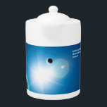 Tetera Génesis - Luz Y Oscuridad<br><div class="desc">Una imagen estilizada en tonos azules y blanco de la Tierra y la Luna retroiluminada por el sol. Una traducción al inglés del Génesis 1:4 que decía "Dios vio que la luz era buena,  y Dios dividió la luz de la oscuridad" también aparece en azul brillante y blanco.</div>
