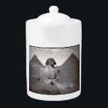 Tetera Gran Esfinge y las pirámides de Giza Necrópolis Eg<br><div class="desc">La Gran Esfinge de Giza, una estatua de piedra caliza masiva con el cuerpo de un león y la cabeza de un humano, es uno de los monumentos más reconocibles y misteriosos del mundo. Ubicada en la meseta de Giza en Egipto, cerca de las grandes pirámides de Giza, la Esfinge...</div>