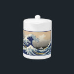 Tetera Gran ola frente al mar de Kanagawa y Monte Fuji Ja<br><div class="desc">"La Gran Ola de Kanagawa", también conocida como "Under the Wave of Kanagawa", es una cautivante huella de madera del reconocido artista japonés Katsushika Hokusai. Creado alrededor de 1831, es parte de una serie titulada "Treinta y seis vistas del Monte Fuji". La obra representa una escena de inmenso poder y...</div>
