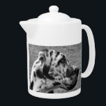 TETERA GREAT DANE<br><div class="desc">Un hermoso diseño fotográfico en blanco y negro de un perro Gran Danés. Inglaterra Reino Unido.</div>