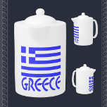 Tetera Grecia y la bandera griega<br><div class="desc">Bandera griega con el nombre o la palabra "Grecia" debajo en azul. Una forma divertida para los viajeros de recordar un viaje, unas vacaciones o unas vacaciones. Maravillosa manera de honrar y mostrar amor y orgullo en tus ancestros, herencia y cultura en el Día de Ohi, reuniones familiares o en...</div>
