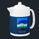 Tetera Groenlandia - Narwhal<br><div class="desc">Ballenas con lanzas. Dos hombres narran "colofón", cruzando sus colmillos, con hielo marino y el continente de Groenlandia en el fondo. También aparece el texto "Groenlandia" y "Kalaallit Nunaat" (Groenlandia en groenlandés). Se desconoce el propósito del colmillo, una actividad común durante las partes más cálidas del año. Puede ser un...</div>