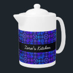 Tetera Groovy Boho retro estético azul morado hippie<br><div class="desc">Relájese y saboree su té con esta tetera con estampado gruñón. La tetera presenta un estilo retro hippie en tonos azules oscuros, morados, negros y blancos, con matices que le dan un aspecto rústico teñido a mano. La fresca tetera inspirada en los años 70 puede ser personalizada con un nombre...</div>