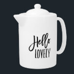 Tetera Hello Lovely<br><div class="desc">Sirva té de nuestra muy linda tetera con "Hello Lovely" en la moderna tipografía de marcadores de pincel negro.</div>