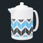 Tetera Hueso geométrico gris azul moderno<br><div class="desc">Esta tetera moderna presenta un patrón geométrico de arenque colorido en azul cielo y gris oscuro.</div>