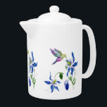 Tetera Hummingbird Teapot<br><div class="desc">Un colibrí bonito viene a ver las delicadas flores azules de Columbine en esta tetera decorativa y útil. Las imágenes de las acuarelas se colocan sobre un fondo blanco. El diseño aparece tres veces alrededor de la circunferencia de la olla. Asegúrate de ver los productos caseros a juego en nuestra...</div>