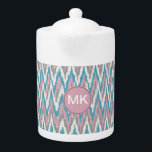 Tetera Ikat rosa y azul turbio<br><div class="desc">Rosa y azul turbio con un toque de champagne Kat Estamos celebrando las nuevas tendencias de color en este divertido patrón de zigzag tribal de Kat de iKat - utilizando colores del nuevo COLOR PALETTE 2013 - Hemos dejado todas las imágenes usadas en este personalizable de diseño - Puedes jugar...</div>