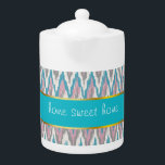 Tetera Ikat rosa y azul turbio<br><div class="desc">Rosa y azul turbio con un toque de champagne Kat Estamos celebrando las nuevas tendencias de color en este divertido patrón de zigzag tribal de Kat de iKat - utilizando colores del nuevo COLOR PALETTE 2013 - Hemos dejado todas las imágenes usadas en este personalizable de diseño - Puedes jugar...</div>