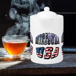 Tetera Imagen de Missouri y texto de Estados Unidos<br><div class="desc">Imagen de Missouri y producto de texto de bandera de EE. UU. Esto se ve bien en cualquier producto y hace un maravilloso mantenimiento del viaje. ⭐ PERSONALIZAR esta plantilla con su obra de arte. ⭐ EDITAR más para realizar más cambios. ⭐ TRANSFERIR este diseño a cualquier producto. Visita todas...</div>