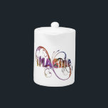 tetera "Imagine"<br><div class="desc">Inspira el amor en tu vida con este inspirador diseño de texto. Este inspirador diseño de tetera presenta las palabras IMAGINE en un texto colorido rodeado de remolinos decorativos. Hace un gran regalo de bienvenida.</div>