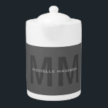 Tetera Iniciales de nombre Minimalista moderno con negrit<br><div class="desc">Las iniciales extremadamente estéticas y destacables destacan en un fondo gris. El elegante tono gris da un toque noble a este diseño. Puede cambiar la información de la tarjeta con su propia información personal con herramientas de edición fáciles y útiles. Por lo tanto, tendrá un producto que es completamente único...</div>