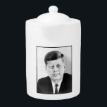 Tetera John Jack Kennedy Casa Blanca Presidencial de EE.<br><div class="desc">El aire invernal se resquebrajó con una energía nerviosa mientras John F. Kennedy se paraba en los escalones del Capitolio, el peso de la historia pesado sobre sus hombros jóvenes. A los 43 años, fue el presidente más joven jamás elegido, y su discurso inaugural agitó un optimismo que resonó en...</div>