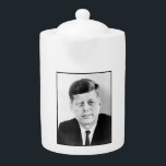 Tetera John Jack Kennedy Casa Blanca Presidencial de EE.<br><div class="desc">El aire invernal se resquebrajó con una energía nerviosa mientras John F. Kennedy se paraba en los escalones del Capitolio, el peso de la historia pesado sobre sus hombros jóvenes. A los 43 años, fue el presidente más joven jamás elegido, y su discurso inaugural agitó un optimismo que resonó en...</div>