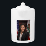 Tetera Kamala Harris Candidato a presidente US 2024<br><div class="desc">Kamala Harris Candidato a la presidencia de Estados Unidos 2024. En nombre del pueblo estadounidense, agradezco a Joe Biden su extraordinario liderazgo como presidente de Estados Unidos y por sus décadas de servicio a nuestro país. Su notable legado de logros es incomparable en la historia estadounidense moderna, superando el legado...</div>