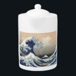 Tetera La gran ola de Kanagawa Hokusai<br><div class="desc">La Gran Ola de Kanagawa por Hokusai. Hermosa obra maestra de una Gran Ola,  una de las pinturas artísticas más famosas de todos los tiempos. Disponible en muchas ideas de regalo y ropa artística de alta calidad.</div>