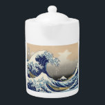 Tetera La gran ola de Kanagawa Hokusai<br><div class="desc">La Gran Ola de Kanagawa por Hokusai. Hermosa obra maestra de una Gran Ola,  una de las pinturas artísticas más famosas de todos los tiempos. Disponible en muchas ideas de regalo y ropa artística de alta calidad.</div>
