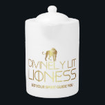 Tetera La leona divina Zodiac Mug<br><div class="desc">Descubra el encanto de nuestro Leo Zodiac Teapot, con el fascinante diseño de Divinely Lit Lioness. Como símbolo de la astrología y de los entusiastas del horóscopo, esta tetera personalizado celebra su signo de nacimiento en un estilo celestial. Acepta tu espíritu Leo y vierte las energías que te dan poder...</div>