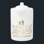Tetera La leona divina Zodiac Mug<br><div class="desc">Descubra el encanto de nuestro Leo Zodiac Teapot, con el fascinante diseño de Divinely Lit Lioness. Como símbolo de la astrología y de los entusiastas del horóscopo, esta tetera personalizado celebra su signo de nacimiento en un estilo celestial. Acepta tu espíritu Leo y vierte las energías que te dan poder...</div>