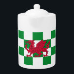 Tetera La mística bandera del Dragón Celta Rojo de Gales<br><div class="desc">El destino de un dragón: bandera para los celtas — Inspirado por el rico tapiz de la historia celta y la mitología, el diseño de la bandera incorpora el simbolismo celta tradicional y un poderoso dragón rojo. La paleta de colores de la bandera, con un verde vibrante y un blanco...</div>