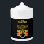 Tetera La tumba real de la coronación del té de las reina<br><div class="desc">Familia Real Británica Rey Carlos. Rey Carlos III de Gran Bretaña. Derechos de autor HGIFY Zazzle/BA/TT Stores solamente. 05#66 REF Artista JM.</div>