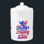 Tetera La vida del legado de la libertad - Elegante diseñ<br><div class="desc">Celebra el espíritu perdurable de la libertad con este exquisito diseño de 'Liberty's Legacy Lives'. Una frase atemporal y elegante captura artísticamente la esencia de la libertad, acompañada por un ave voladora muy bien hecha que simboliza la esperanza, la resiliencia y la libertad. Este diseño está impreso con atención a...</div>