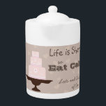 Tetera La vida es corta, así que coman pastel<br><div class="desc">Lema "La vida es corta,  así que coman pastel,  montones y montones de torta" con pastel de arena rosada en estratos en un puesto con el fondo del corazón. Pequeña tetera.</div>